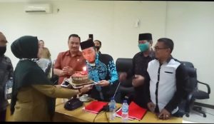 Pimpin RDP Seharian di DPRD Kampar, Zulfan Azmi Dapat Surprise Ulang Tahun