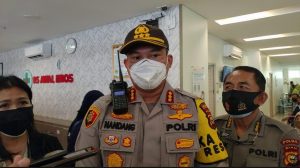 Polisi Jenguk Korban Aksi Tolak UU Cipta Kerja di RS Awal Bros Pekanbaru