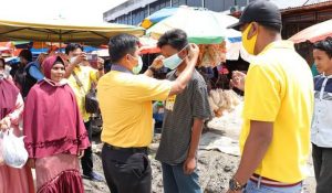 Repol Bersama Kader Golkar Bagi Masker di Pasar Air Tiris