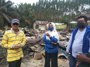 Ardo Bersama Kader Demokrat Bantu Korban Kebakaran di Gunung Sahilan