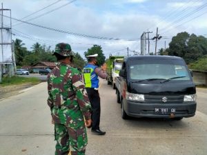 Polsek Lirik Periksa Kendaraan Keluar dan Masuk Kabupaten Inhu
