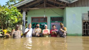 Meski Berendam, Kapolres Inhu Tinjau dan Salurkan Bantuan Bajir di Pangkalan Kasai