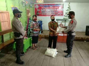 Dihari Natal, Polres Inhu Bagikan Sembako Untuk Pendeta Dan Pengurus Gereja