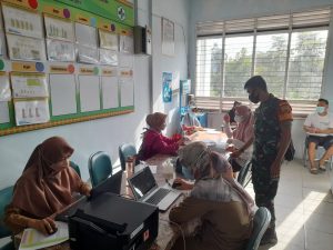 Babinsa Kelurahan Sukamaju Koramil 05/Sail Mendampingi Pelaksanaan Penyuntikan Vaksin Covid -19  di Puskesmas Sail