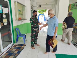Upaya Mengendalikan dan Menekan Kasus Covid-19 Babinsa Laksanakan PPKM Mikro Level 2 di Masjid