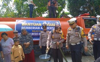 Aksi Sosial, Satlantas Polres Pelalawan Berikan Bantuan Air Bersih